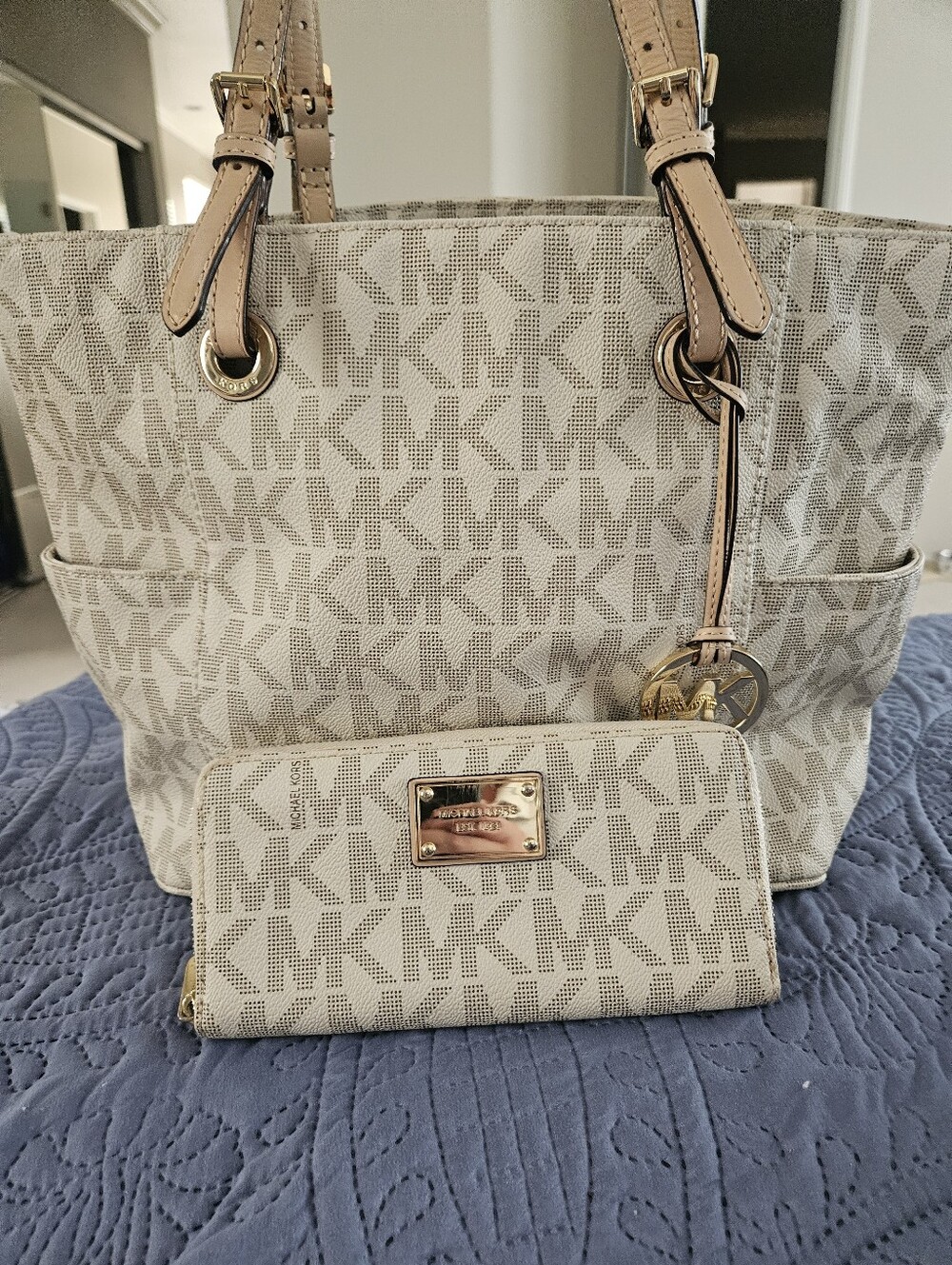 Authentic Michael Kors Jet Set Tote & Matching Fulton Wallet Bundle - Vanilla MK